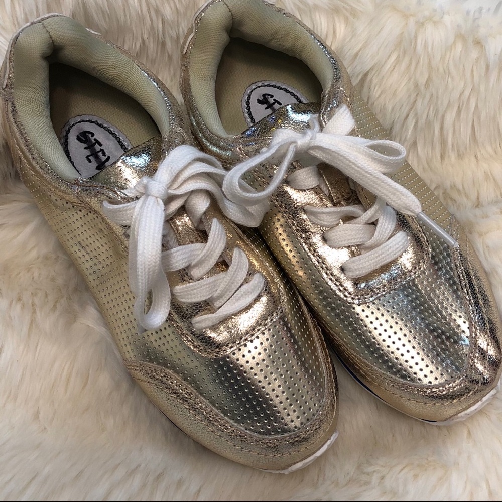NWOT Girls Metallic Gold Stevie’s Tennis Shoes